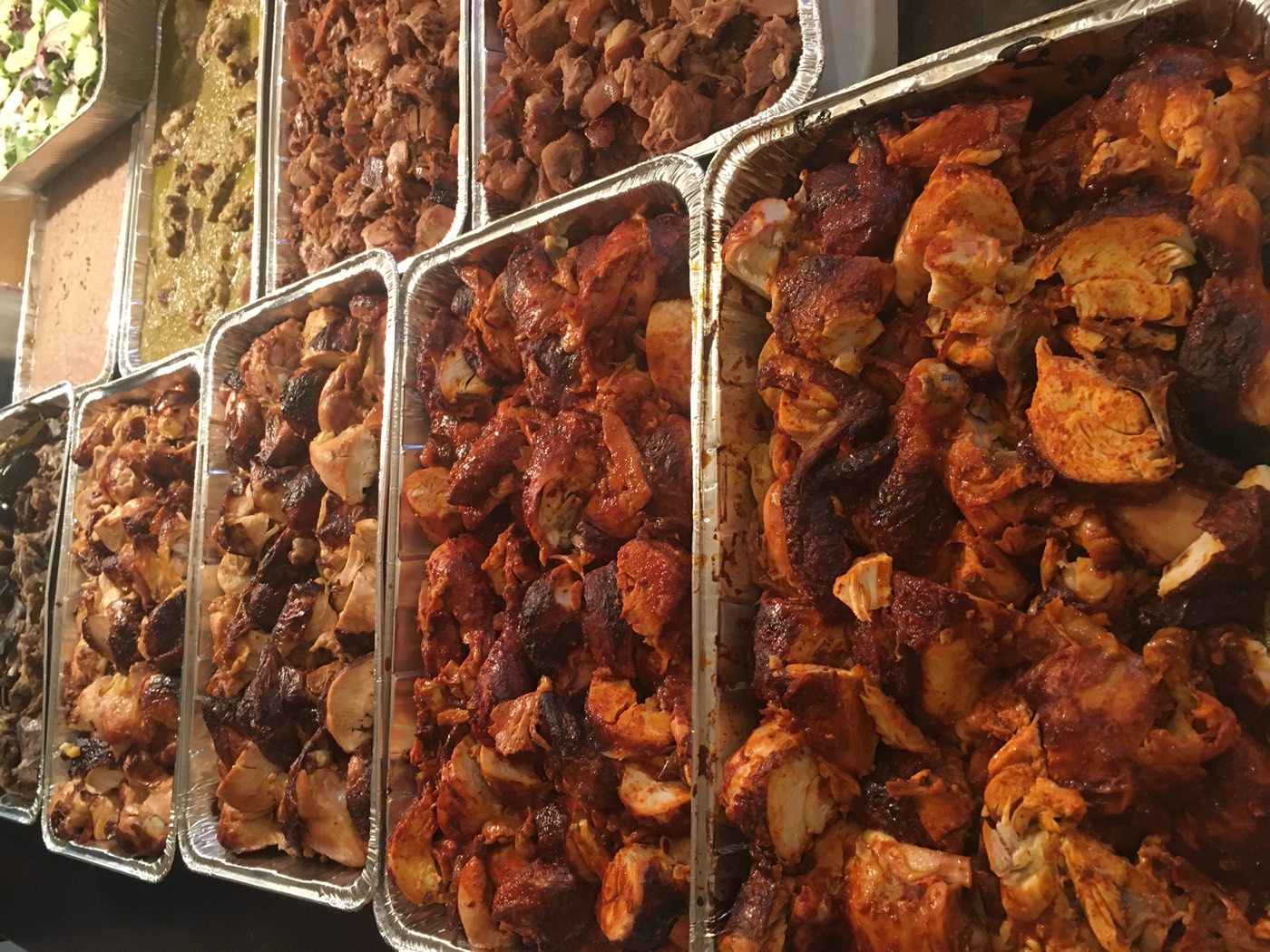 Charolas de pollo rostizado para evento