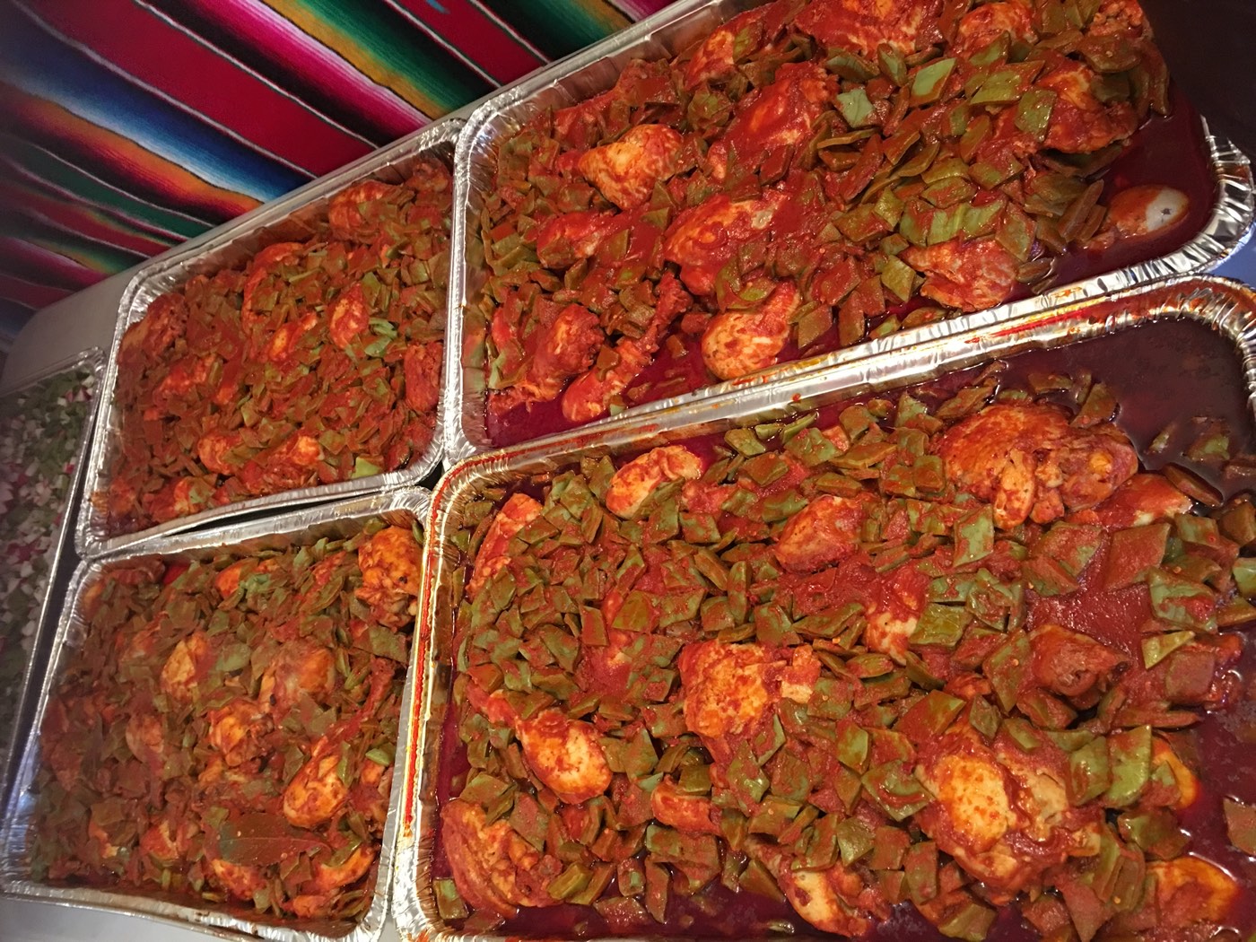 Charolas de pollo en salsa con ejotes