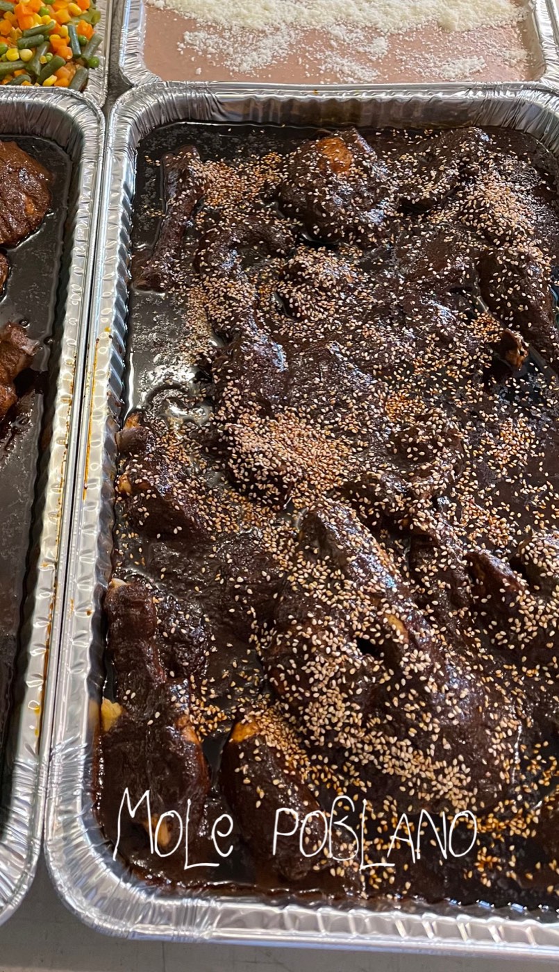 Charola de mole poblano con ajonjolí