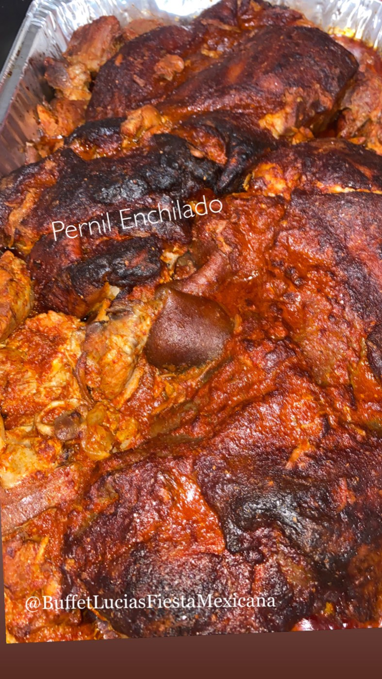 Charola de pernil enchilado