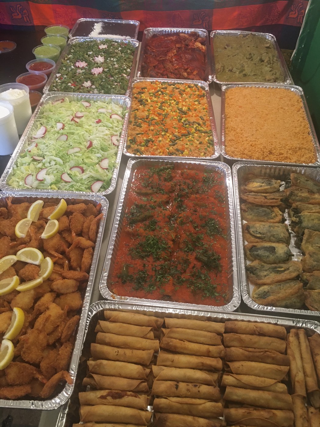 Mesa de catering con mariscos, arroz y guarniciones