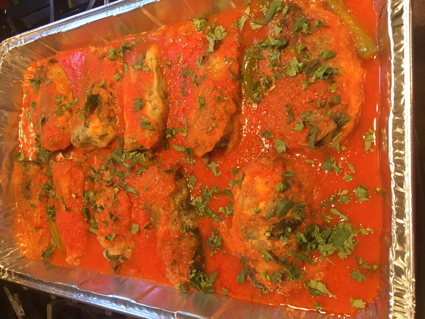 Charola de costillas en salsa roja